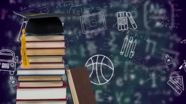 Digitale Zusammensetzung Der Abschlusszeugnisse Auf Einem Stapel Bücher Vor Schulsymbolen — Stockvideo