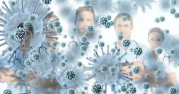 Animacja Covid Komórek Pływających Nad Portretem Grupy Lekarzy Coronavirus Covid — Wideo stockowe