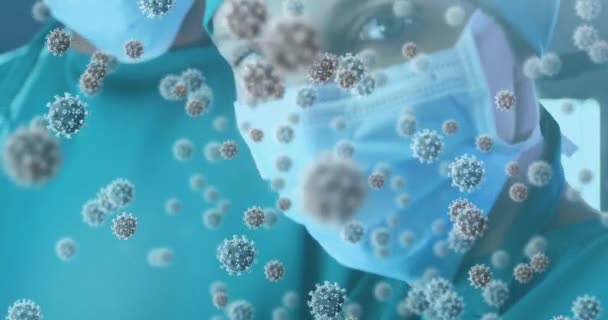 Animación Covid Células Flotando Sobre Médico Femenino Mascarilla Facial Coronavirus — Vídeo de stock