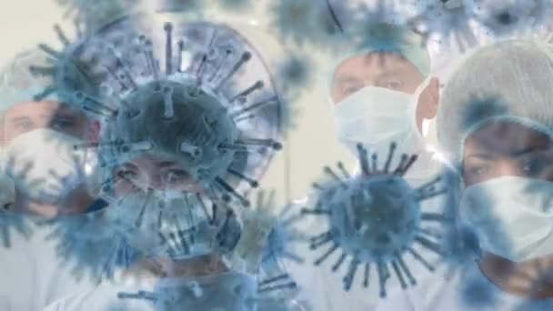顔のマスクに医師の上に浮かんでいる3D Covid 19細胞のアニメーション コロナウイルスCovid 19世界的なパンデミック健康危機の概念デジタル複合体 — ストック動画