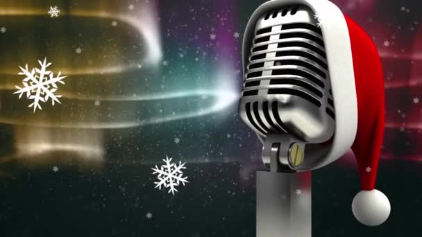 Animatie Van Retro Microfoon Met Kerstmuts Tegen Aurora Borealis Lampjes — Stockvideo
