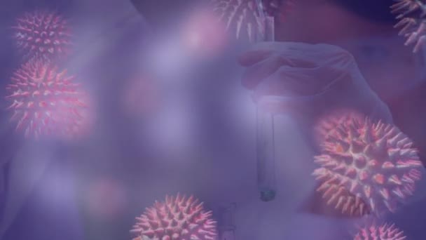 Animacja Covid Komórek Unoszących Się Nad Naukowcem Trzymającym Probówkę Płynem — Wideo stockowe