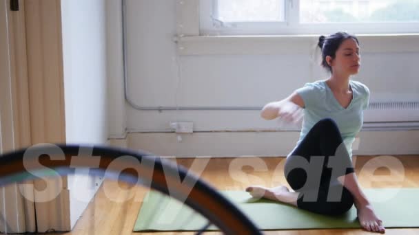 Animazione Soggiorno Testo Sicuro Sulla Donna Che Pratica Yoga Casa — Video Stock