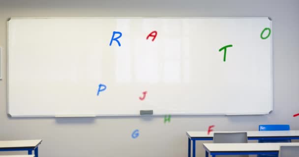 在空荡荡的教室里 彩色字母在白板上漂浮的数字构图 学校和教育概念 — 图库视频影像