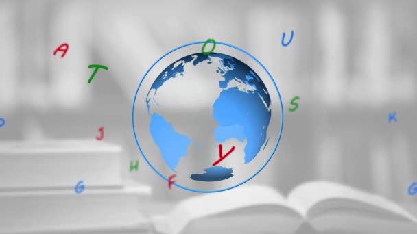 図書館に対して回転する球体の上に浮かぶ複数のアルファベットのデジタル構成 学校や教育の概念 — ストック動画