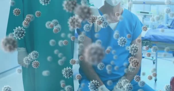 Animering Covid Celler Som Flyter Över Läkare Som Bär Ansiktsmasker — Stockvideo