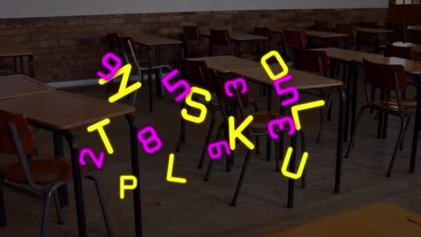 彩色变化数字的数字作文和字母对照空旷的教室 学校和教育概念 — 图库视频影像