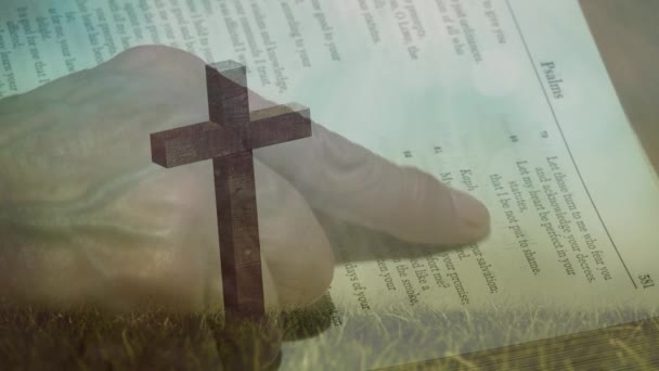 基督教十字架和圣经上有手指的人的动画 信仰宗教传统概念数字化生成的图像 — 图库视频影像
