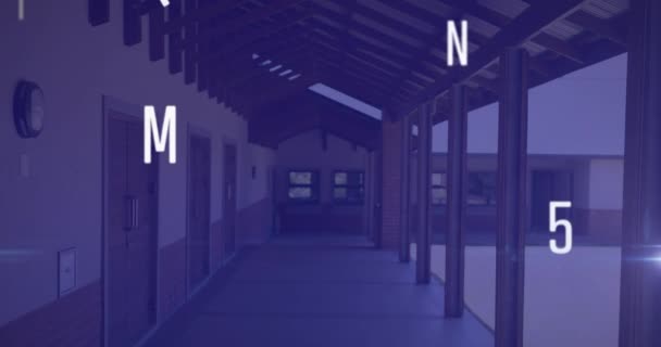 Boş Okul Koridorlarına Karşı Sayıların Alfabelerin Dijital Kompozisyonu Okul Eğitim — Stok video