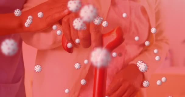 Covid Hücreleri Doktorun Orta Bölümüne Karşı Yüzerek Kıdemli Hastanın Yürümesine — Stok video