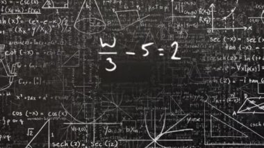 Siyah arkaplana karşı yüzen matematiksel denklemlerin ve diyagramların dijital animasyonu. okul ve eğitim kavramı