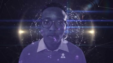 Dönen bağlantılar ağına karşı iş adamının portresinin animasyonu. dijital arayüz küresel bağlantı ve dijital olarak oluşturulan iletişim konsepti.
