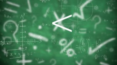 Matematiksel denklemler ve diyagramlar yeşil arkaplanda matematiksel sembollere karşı yüzüyor. okul ve eğitim kavramı