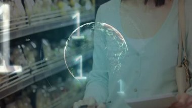 Bağlantılar ağının küresinin animasyonu ve mutlu kadın alışverişi üzerine ikili kodlama veri işlemesi. dijital arayüz küresel bağlantı ve dijital olarak oluşturulan iletişim konsepti.