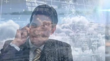 Akıllı telefondan konuşan iş adamının animasyonu ve bulutlarla gökyüzüne karşı veri işleme. dijital arayüz küresel bağlantı ve dijital olarak oluşturulan iletişim konsepti.
