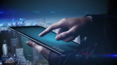 5G metin, dünya haritası ve veri işleme tableti kullanan bir adamın animasyonu. dijital arayüz küresel bağlantı ve dijital olarak oluşturulan iletişim konsepti.