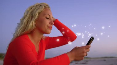 Akıllı telefon kullanan kadın üzerinde birden fazla beyaz noktanın canlandırılması. dijital arayüz küresel bağlantı ve dijital olarak oluşturulan iletişim konsepti.