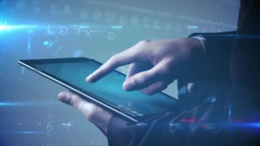 5G metin, dünya haritası ve veri işleme tableti kullanan bir adamın animasyonu. dijital arayüz küresel bağlantı ve dijital olarak oluşturulan iletişim konsepti.