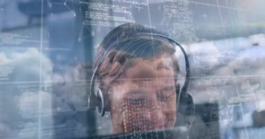 Bağlantılar ve veri işleme ağı üzerinden kulaklıkla konuşan iş adamının animasyonu. dijital arayüz küresel bağlantı ve dijital olarak oluşturulan iletişim konsepti