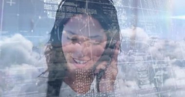 İş kadınının telefon kulaklığı ile konuşan ve gökyüzüne karşı bulutlarla veri işlemesi animasyonu. dijital arayüz küresel bağlantı ve dijital olarak oluşturulan iletişim konsepti.