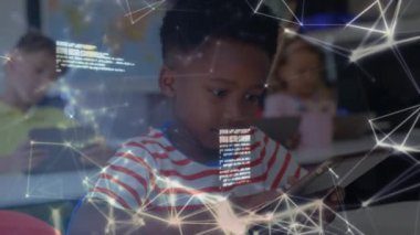 Okulda dijital tablet kullanan Afrikalı Amerikalı bir çocuğa karşı bağlantılar ağı. küresel ağ oluşturma ve eğitim kavramı.