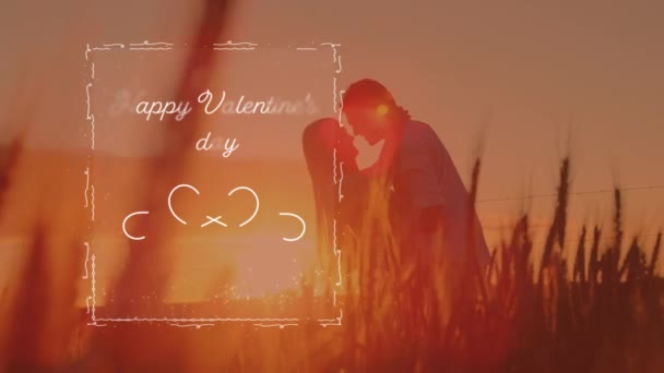 幸せなバレンタインデーのアニメーション背景に夏にキスを愛するカップルの上に白い文字で書かれたテキスト バレンタインデーのお祝いのコンセプトデジタル生成画像 — ストック動画