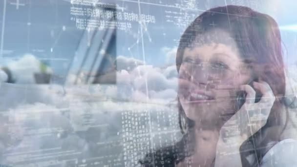 Animación Mujer Hablando Smartphone Procesamiento Datos Contra Cielo Con Nubes — Vídeo de stock