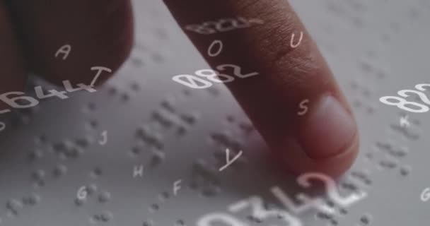 다수의 변화하는 숫자와 알파벳을 디지털 애니메이션입니다 점자로 사람을 반대하는 것이죠 — 비디오
