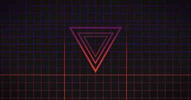 Pembe neon üçgenlerin animasyonu. Pembe üzerinde yanıp sönen üçgenler, mor şebekeye dönüşüyor. Retro video oyunu ve eğlence konsepti dijital olarak oluşturulmuş görüntü.