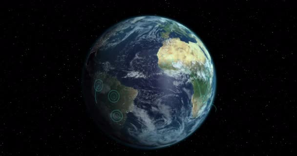 Вращающийся Земной Шар Излучающими Голубые Концентрические Круги Распространяющиеся Между Территориями — стоковое видео