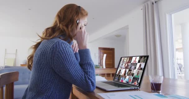 Белая Женщина Использующая Ноутбук Телефонную Гарнитуру Видео Звонке Коллегами Оставаться — стоковое видео