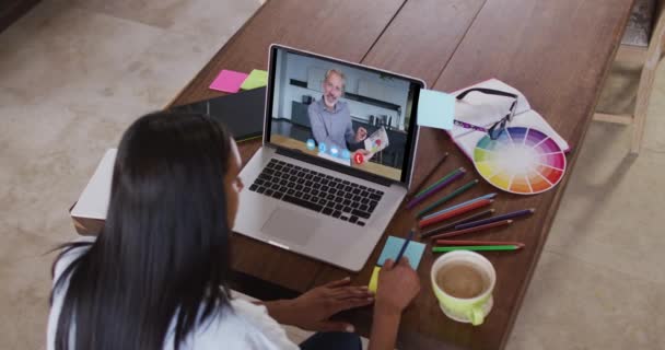 Mujer Caucásica Usando Portátil Videollamada Con Colega Masculino Tomando Notas — Vídeo de stock