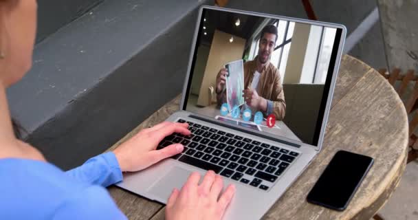 Biała Kobieta Używająca Laptopa Rozmowie Wideo Kolegą Domu Pozostawanie Domu — Wideo stockowe