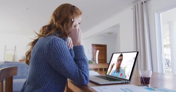 Běloška Používající Notebook Sluchátka Videohovoru Kolegou Zůstat Doma Izolaci Během — Stock video