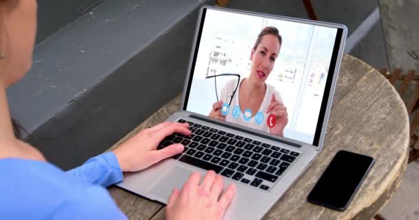 Mulher Branca Usando Laptop Videochamada Com Colega Trabalhando Casa Ficar — Vídeo de Stock
