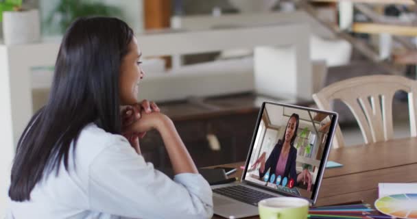 家庭で働く女性同僚とのビデオ通話でラップトップを使用して白人女性 隔離されたまま家にいると — ストック動画