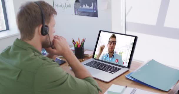 Hvid Mand Bruger Laptop Telefon Headset Videoopkald Med Mandlige Kollega – Stock-video