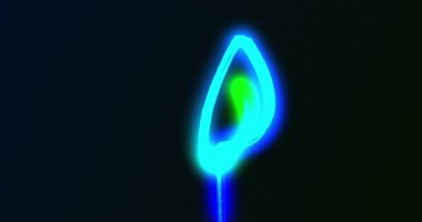 Mavi ve yeşil neon ışıkları siyah arka planda hareket ediyor. enerji, elektrik, renk ve hareket konsepti, dijital olarak oluşturulmuş video.
