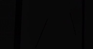 Siyah arka planda süzülen pembe neon ışıklar. enerji, elektrik, renk ve hareket konsepti, dijital olarak oluşturulmuş video.