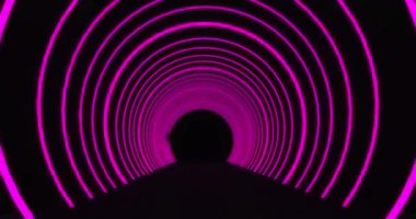 Siyah bir zemin üzerinde titreşen eşmerkezli parlak pembe neon yay tünelinde ilerliyoruz. enerji, elektrik, renk ve hareket konsepti, dijital olarak oluşturulmuş video.