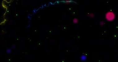 Siyah zemin üzerinde dönen mavi kırmızı ve yeşil parlak ışık yolları. enerji, elektrik, renk ve hareket konsepti, dijital olarak oluşturulmuş video.