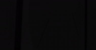 Siyah arka planda süzülen pembe neon ışıklar. enerji, elektrik, renk ve hareket konsepti, dijital olarak oluşturulmuş video.