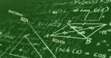 Yeşil arkaplanda matematiksel denklemlere karşı yüzen çoklu değişen sayıların dijital animasyonu. okul ve eğitim kavramı