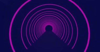 Siyah bir zemin üzerinde titreşen eşmerkezli pembe neon yay tünelinde ilerliyoruz. enerji, elektrik, renk ve hareket konsepti, dijital olarak oluşturulmuş video.