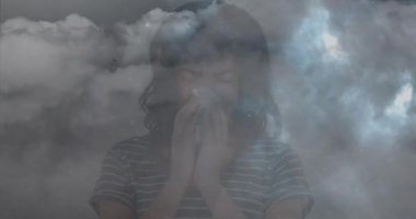 Kafkasyalı hasta bir kadının hapşırması ve yıldırım çarpması sonucu doku kullanması. küresel covid 19 salgın hastalık grip ve tıp konsepti dijital olarak üretilen video.