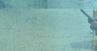 Akıllı telefon kullanarak insan üzerindeki matematiksel formüllerin animasyonu. dijital arayüz küresel bağlantı ve finans konsepti dijital olarak oluşturulmuş video.