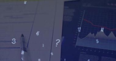 Ofis masasındaki birden fazla ekipmana karşı birden fazla sayının dijital bileşimi. küresel finans ve iş konsepti