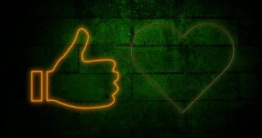 Koyu tuğlalı duvarda parlayan turuncu ve sarı neon sosyal medya sembollerinin animasyonu. Sosyal medya iletişim konsepti, dijital olarak oluşturulmuş video.