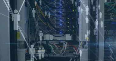 Bilgisayar sunucusu üzerinden insan simgeleriyle bağlantı ağının animasyonu. dijital arayüz küresel bağlantı ve dijital olarak oluşturulan iletişim konsepti.