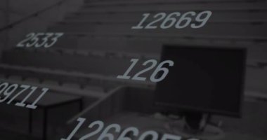Bilgisayar ve boş üniversite odasında birden fazla numara değişiminin animasyonu. hesaplama ve matematik konsepti dijital olarak oluşturulmuş video.